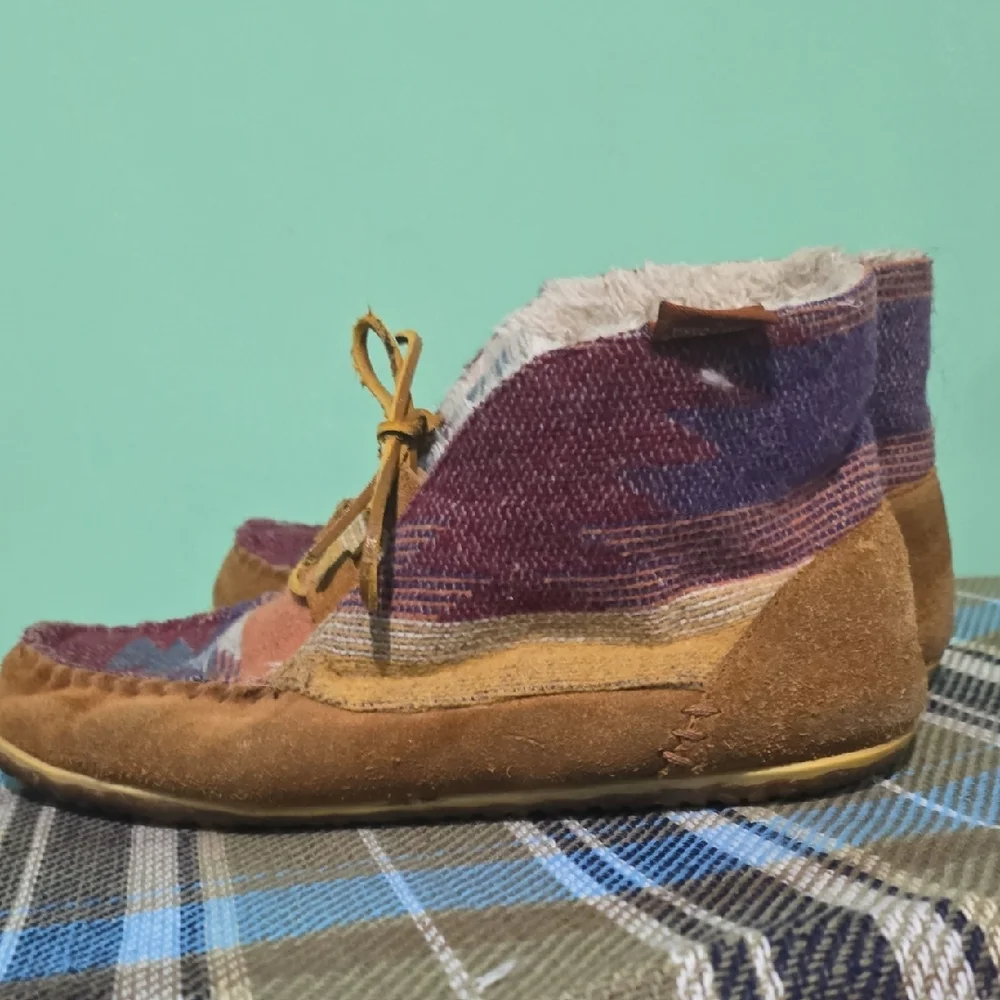 Minnetonka Torrey Moccasin Slippers/Boots - Picture 6 of 7